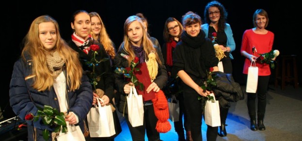 Wolontariuszki z goczałkowickiego gimnazjum, Dorota Żelazo i Dorota Zywert (nagrodę odebrała w zastępstwie wolontariuszka z projektu Szlachetna Paczka) to jedne z laureatek  Super Wolontariuszy.