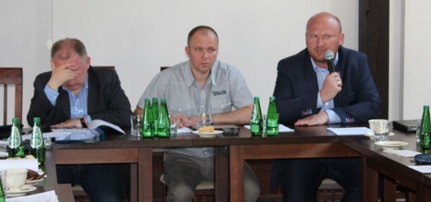 Wojciech Studzieński (z mikrofonem) na posiedzeniu Komisji Gospodarki zapewniał radnych, że 102 tys. zł wystarczą, by spółka spełniała wskaźniki BGK uprawniające do otrzymania preferencyjnego kredytu