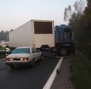 Dwie ciężarówki i osobówka zderzyły się w Piasku