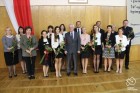 13 nauczycieli z powiatowych szkół ze stopniem nauczyciela dyplomowanego (fot. powiat)