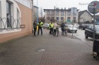 Licealiści nagradzali za prawidłowe korzystanie z przejść (fot. KPP Pszczyna)