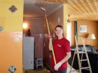 Kanadyjscy wolontariusze podczas pracy w Domu Błękitnego Krzyża (fot. www.facebook.com/HabitatPL/)