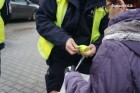 W Mikołajki policjanci z młodzieżą: cukierek albo rózga (fot. KPP Pszczyna)