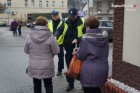 W Mikołajki policjanci z młodzieżą: cukierek albo rózga (fot. KPP Pszczyna)