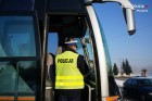 Policjanci kontrolują autokary i edukują dzieci (fot. KPP Pszczyna)