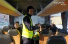 Policjanci kontrolują autokary i edukują dzieci (fot. KPP Pszczyna)