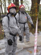 W Łące znaleziono pojemniki z niebezpiecznymi substancjami (fot. KP PSP Pszczyna)