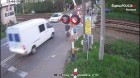 Tak piesi i kierowcy ignorują czerwone światło na torach (fot. KPP Pszczyna)