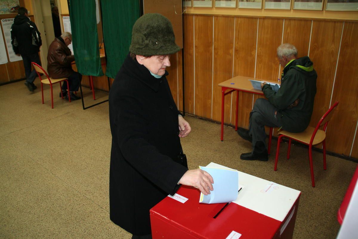 Głosowanie w Obwodowej Komisji Wyborczej nr 3 w Pszczynie