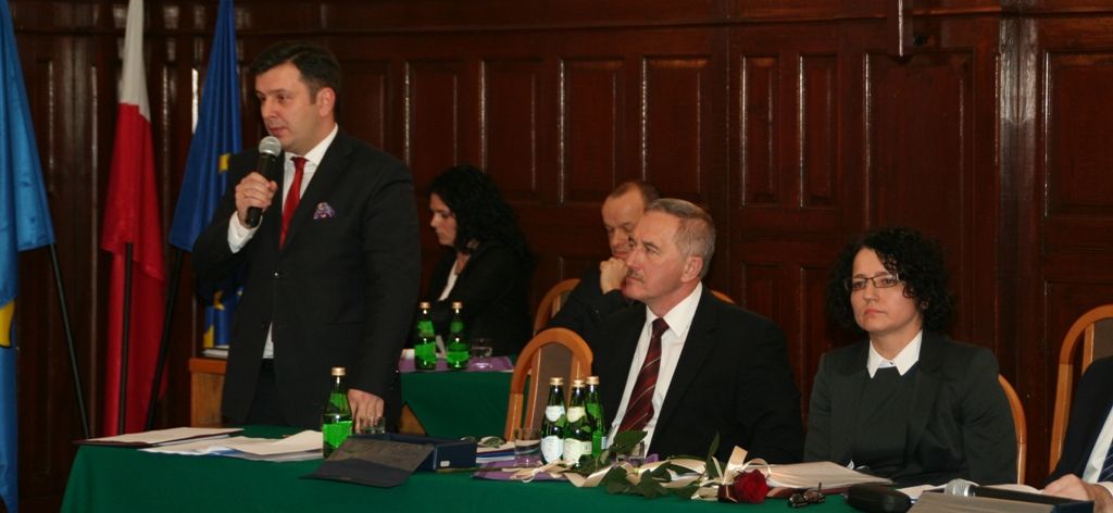 Paweł Sadza (z lewej) zgłosił propozycję, by to Barbara Bandoła była przewodniczącą Rady Powiatu.