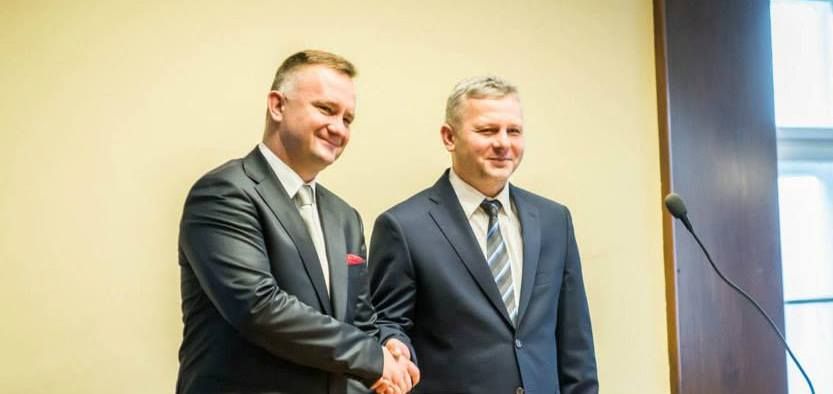 Maciej Stieber (z lewej) został przewodniczącym Klubu Radnych Ziemia Pszczyńska. Na zdjęciu z przewodniczącym Rady Miejskiej, Leszkiem Szczotką (fot. MG Foto)