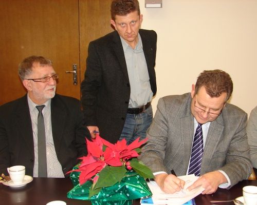 Mirosław Kraus podpisał protokół przekazania placu budowy obwodnicy Pawłowic (fot. UG Pawłowice).