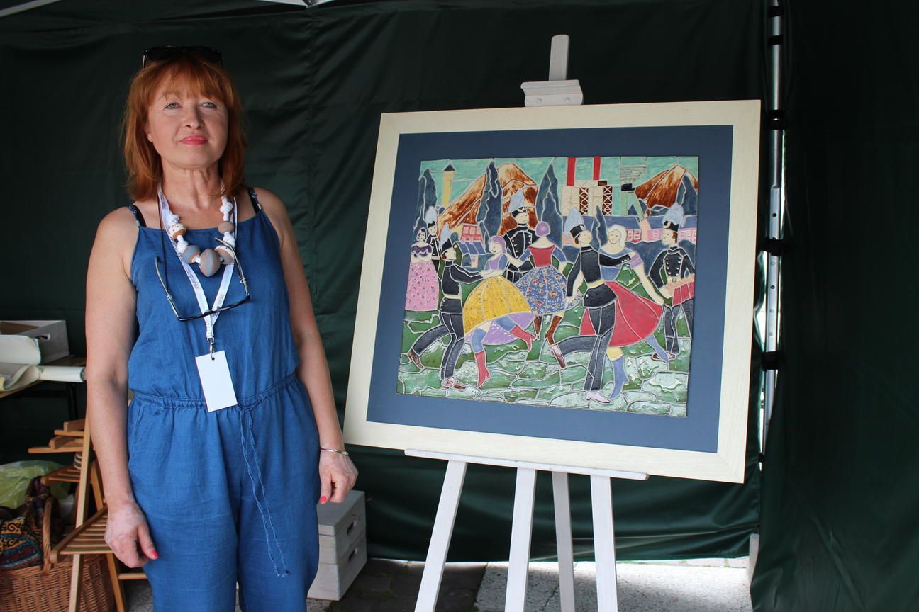 Beata Mutke prezentuje swój obraz z gliny