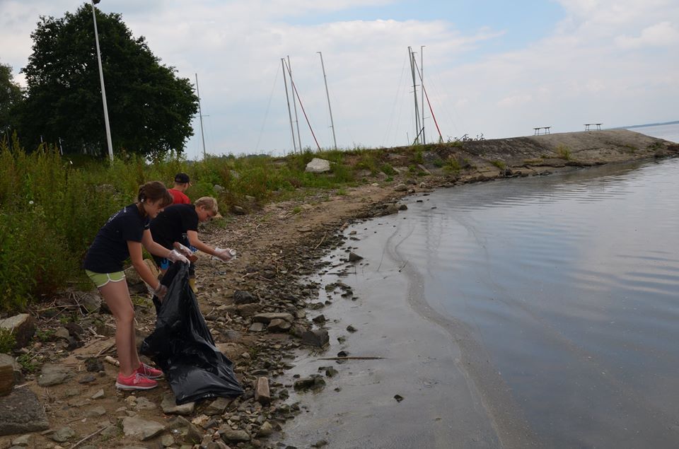 Plaga śmieci wokół Jeziora Goczałkowickiego