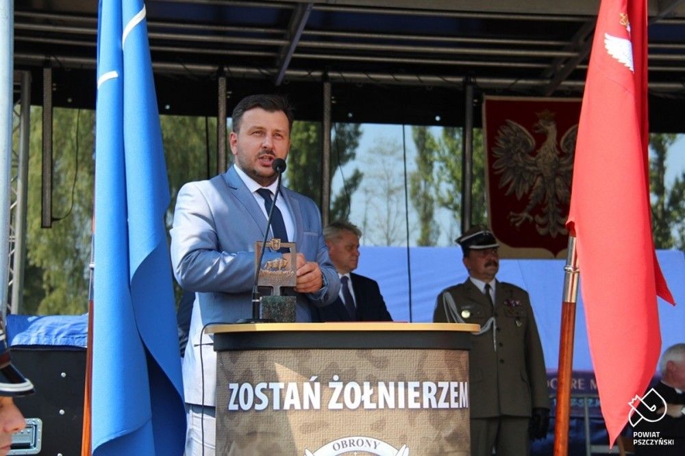 Paweł Sadza wręczył statuetkę Żubra Starosty Pszczyńskiego wojskowemu komendantowi uzupełnień (fot. powiat)
