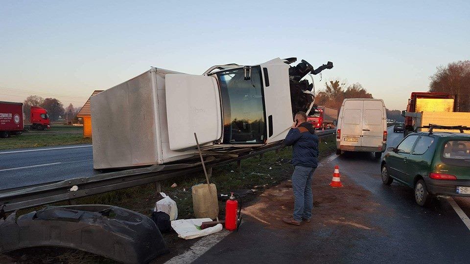 Korek na DK 1 w Piasku - na drodze leżała ciężarówka