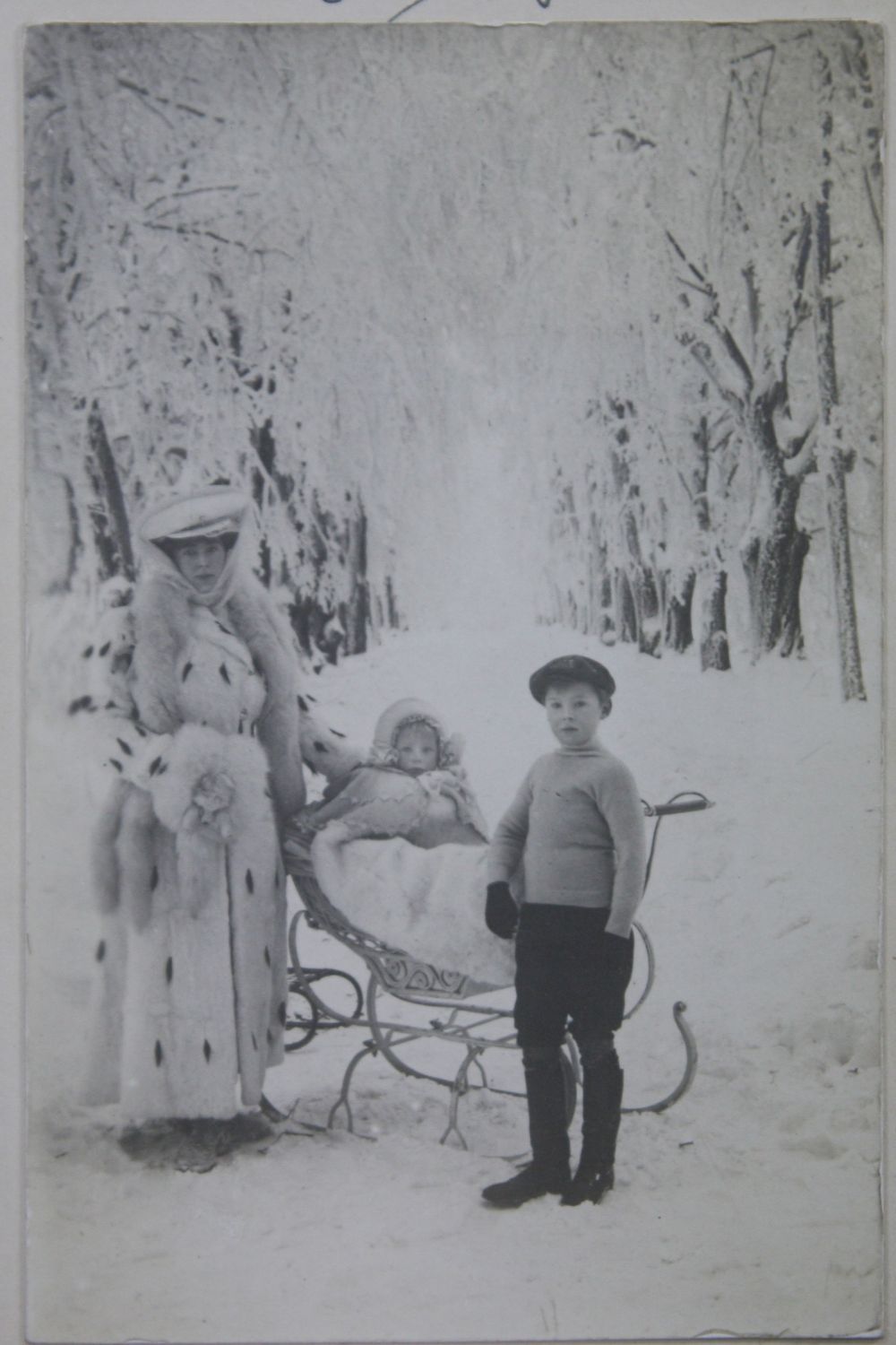 Księżna Daisy z synami Hansem i Alexandrem. Zdjęcie zostało wykonane ok. 1907 roku. Zdjęcie pochodzi ze zbiorów Muzeum Zamkowego w Pszczynie
