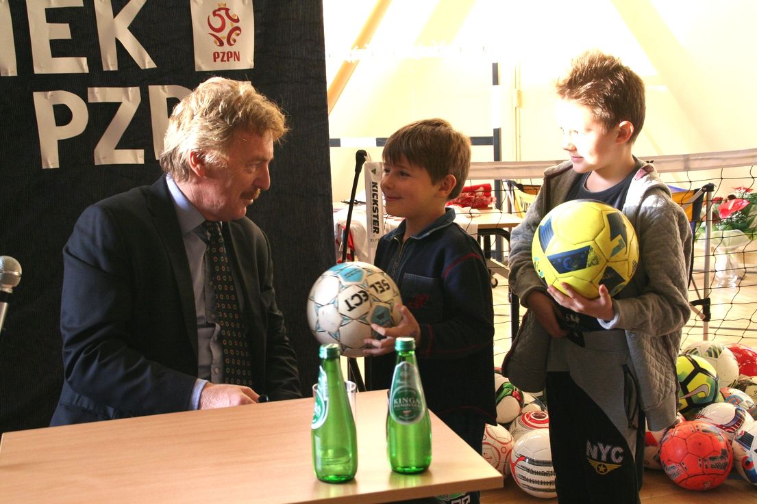 Zbigniew Boniek odwiedził uczniów i piłkarzy z Woli