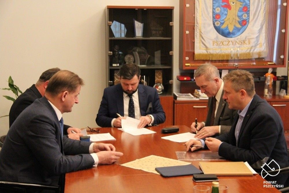 8 lutego w Starostwie Powiatowym w Pszczynie została podpisana umowa z wykonawcą, który wykona remont ulicy Topolowej w Górze i Lompy w Gilowicach (fot. powiat)