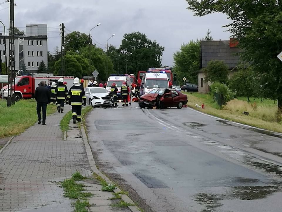 Czołowe zderzenie dwóch aut w Porębie. 4 osoby w szpitalu