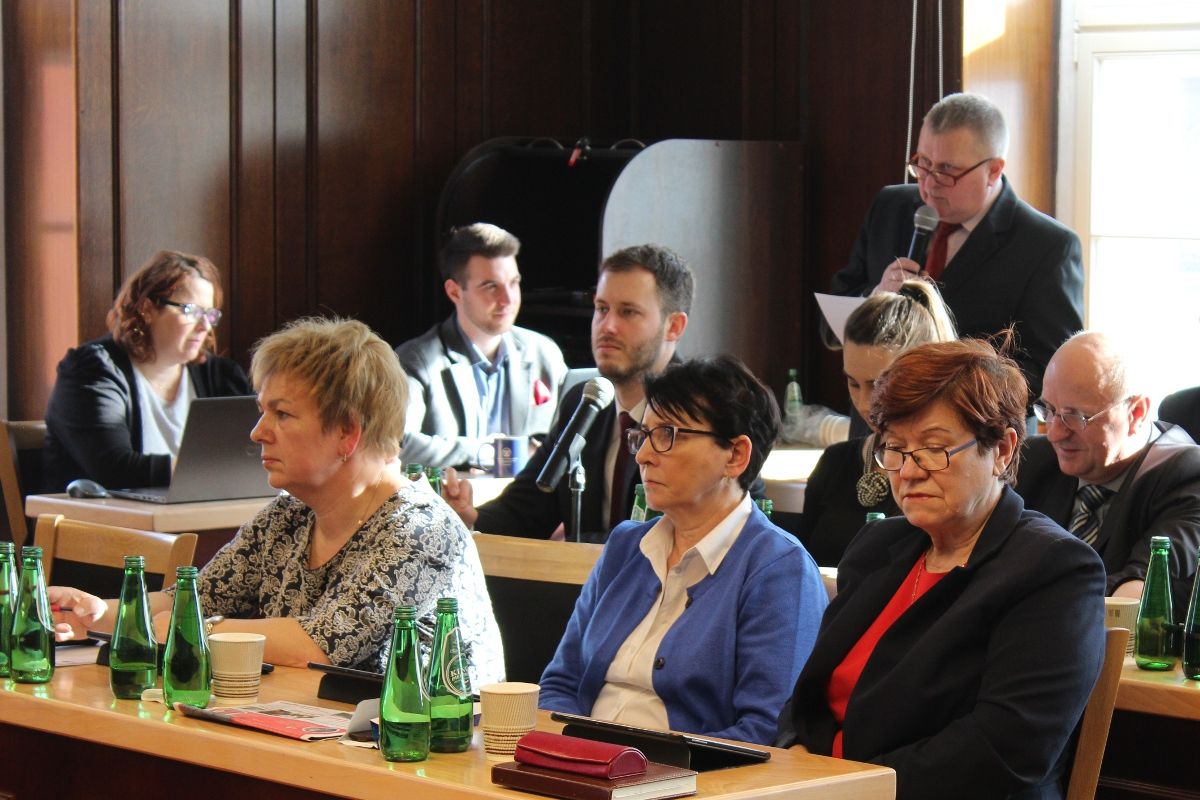 Radny Krystian Czypek czyta interpelację do burmistrza w sprawie programu w niemieckiej telewizji