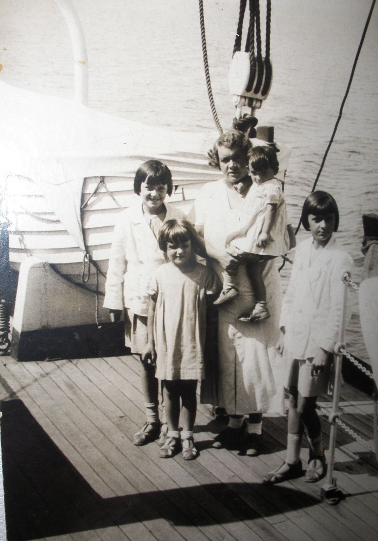Jurata, 1939 rok. Maria z córkami. Od lewej: Basia, Janina, Isia, Ola.