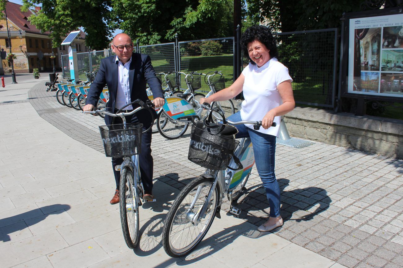 Burmistrz i wójt na rowerze otworzyli wypożyczalnię