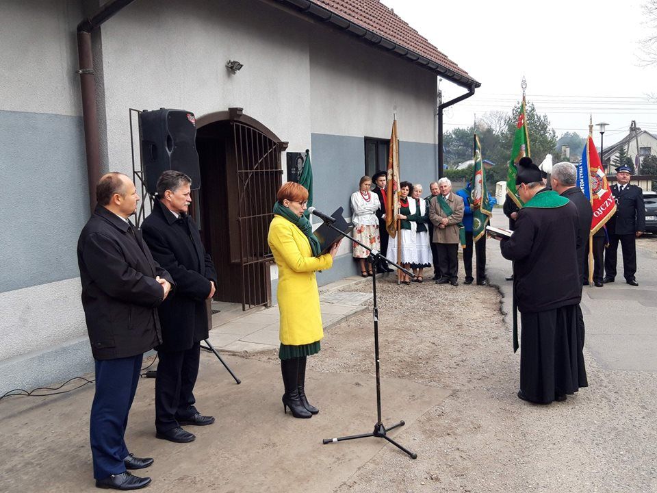 fot piasek24.pl W uroczystości upamiętniającej Mariana Marekwię wzięła udział jego rodzina, goście i mieszkańcy Piasku.