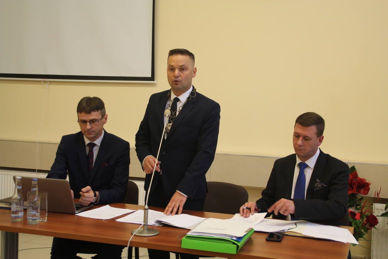 Nowe prezydium Rady Gminy, od lewej Adam Wojtala, przewodniczący Andrzej Kempny, Tomasz Nycz