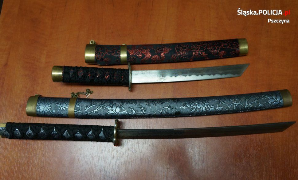 Pijani mężczyźni straszyli przechodniów samurajskimi mieczami