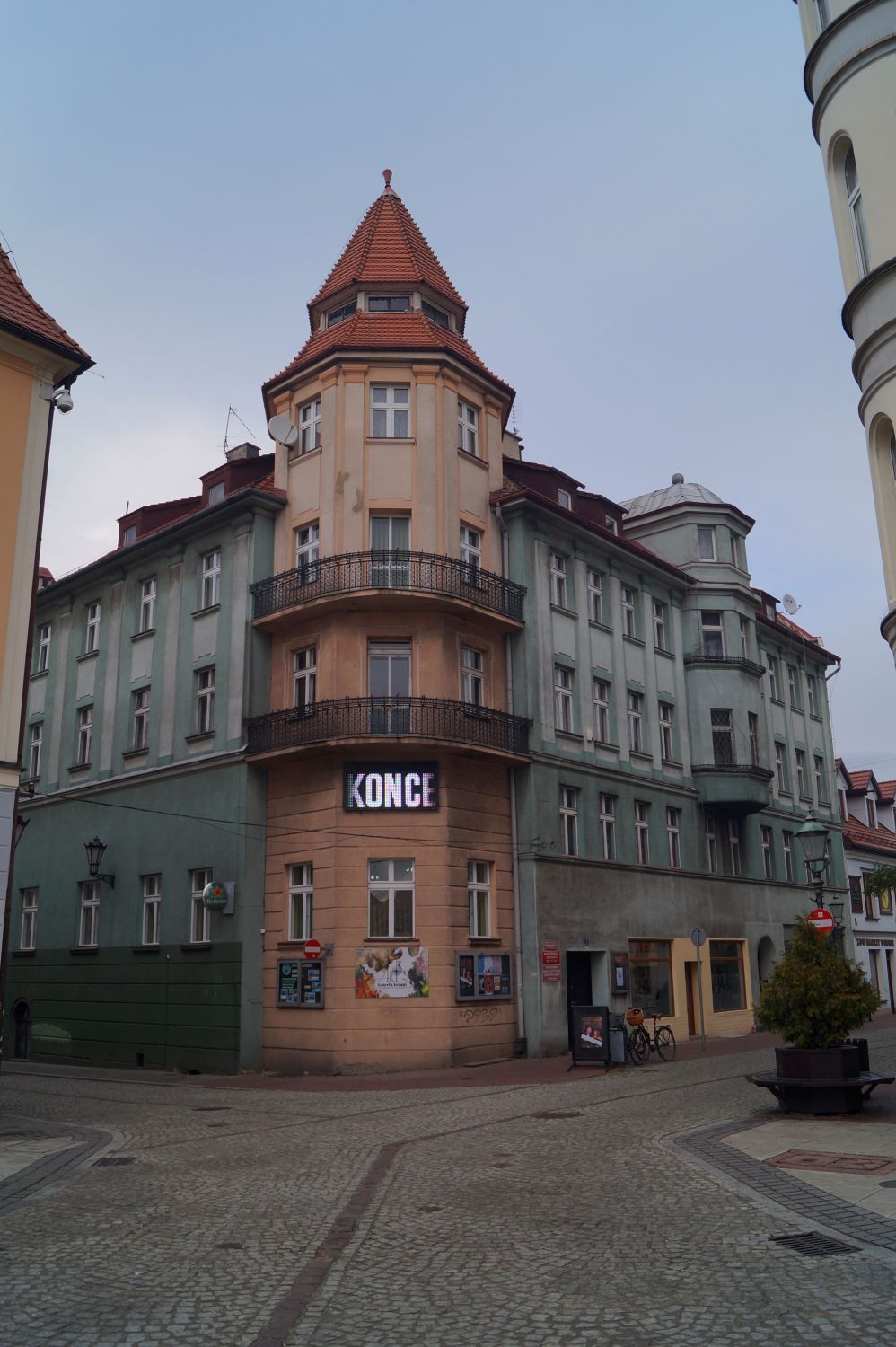 Tu gdzie, obecnie mieści się PCKul istniał kiedyś hotel „Zum Weissen Schwan”, czyli Pod Białym Łabędziem. Na jego miejscu w 1913 r. zbudowano nowy budynek hotelu Plesser-Hof - Pszczyński Dwór, który stoi do dziś. 