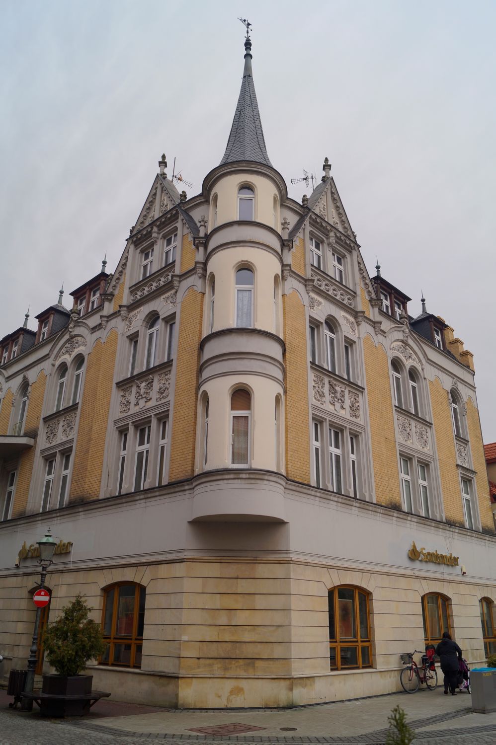 Róg ul. Piastowskiej i Rynku. W latach 1899-1900 z inicjatywy Heimanna Cohna na miejscu poprzedniego wzniesiono nowy budynek mieszkalny z hotelem i restauracją Cohna na parterze.