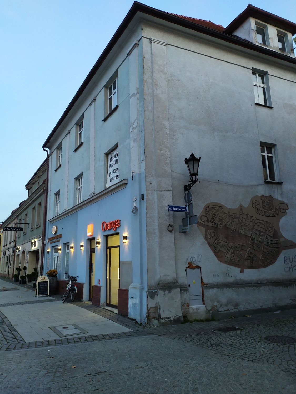 W tym budynku przy Rynku 17 mieściła się kiedyś żydowska apteka. Pierwszym jej właścicielem wyznania mojżeszowego był od 1899r. do 1902r. Eugen Schindler. Jego następcą został Eugen Friedländer. 