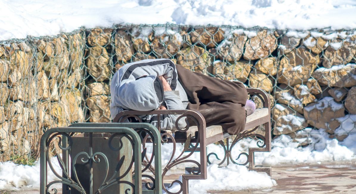 Zima dla bezdomnych to najtrudniejszy czas. Jak pomóc? Na Śląsku działa specjalna infolinia