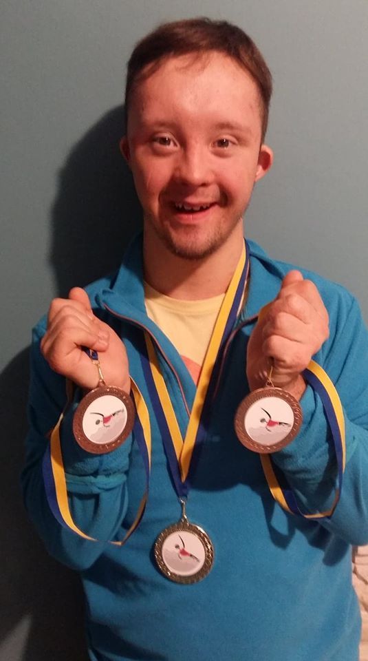 Filip z medalami zdobytymi na XXVII Śląskim Mityngu Pływackim Olimpiad Specjalnych w Rybniku / fot. archiwum rodziny Waleckich