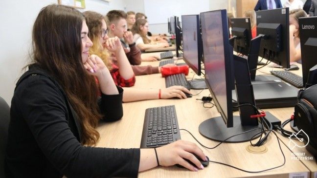 Powiat i gmina pozyskały po 100 tys. zł. na komputery dla szkół