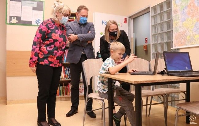 Powiat zakupił laptopy dla dzieci z pieczy zastępczej