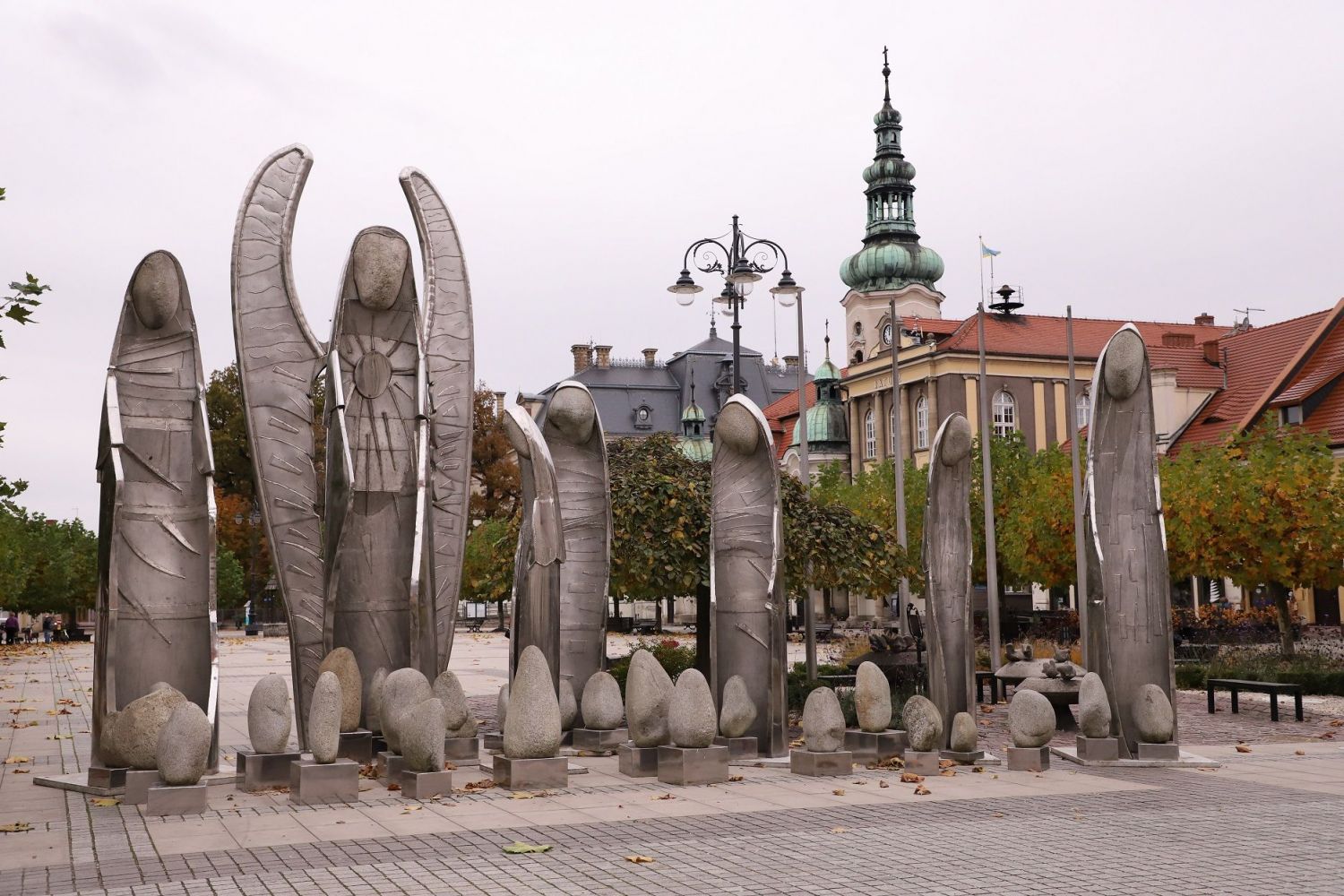 Rzeźbiarska instalacja Michała Batkiewicza na pszczyńskim rynku