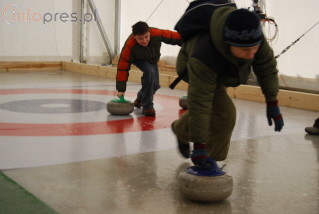 Pokaz curlingu na lodowisku w Pawłowicach