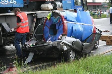 Ładunek z ciężarówki zabił pasażerkę opla