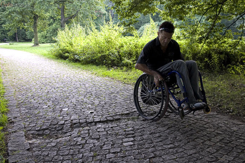 Parkowe uliczki nie dla inwalidów