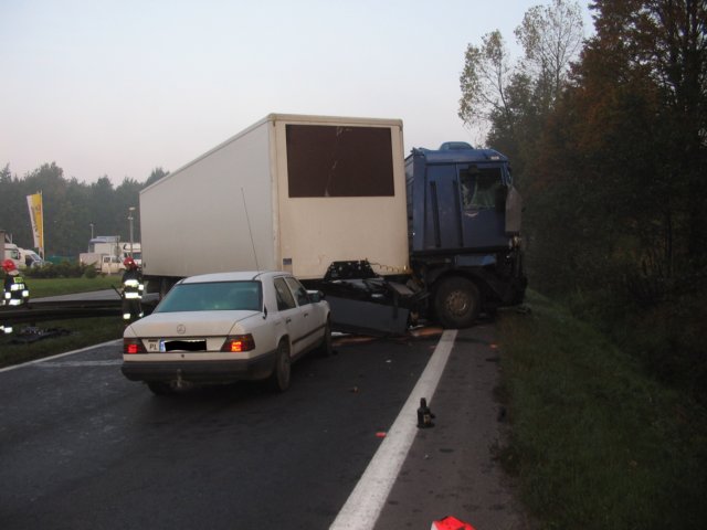 Dwie ciężarówki i osobówka zderzyły się w Piasku
