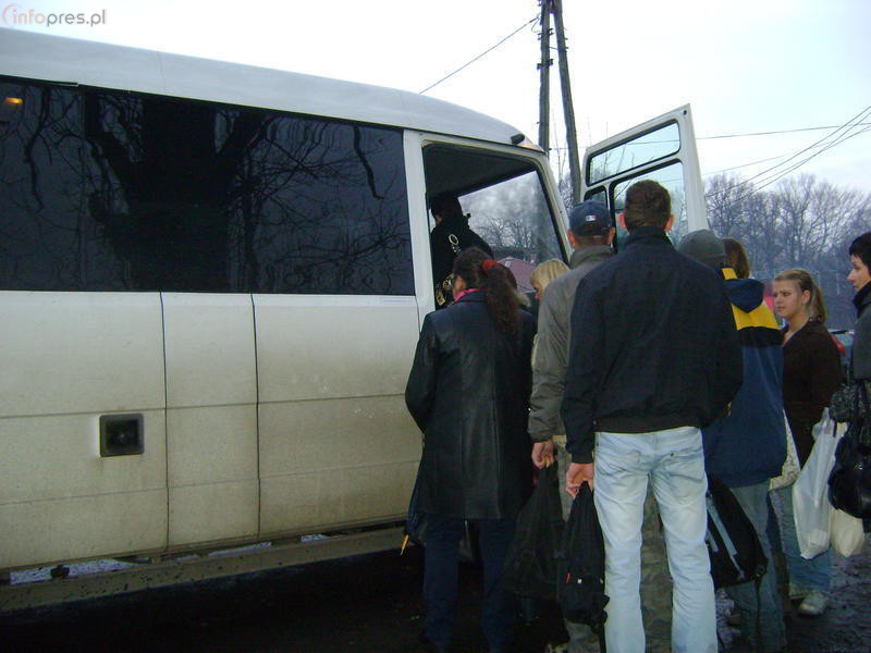Bus jedzie przez Rudołtowice