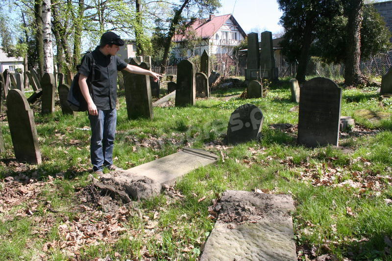 Przewrócili nagrobki na cmentarzu żydowskim