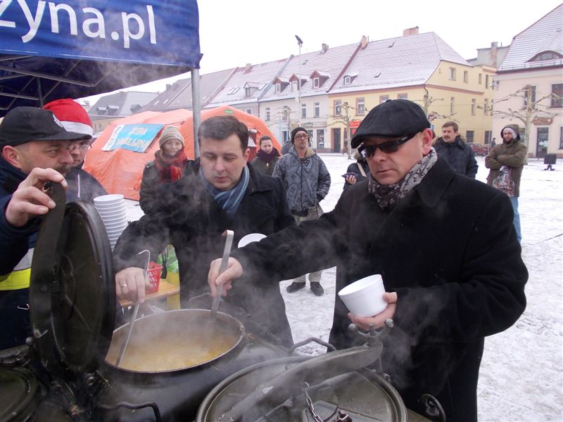 Starosta i burmistrz częstowali wigilijną zupą