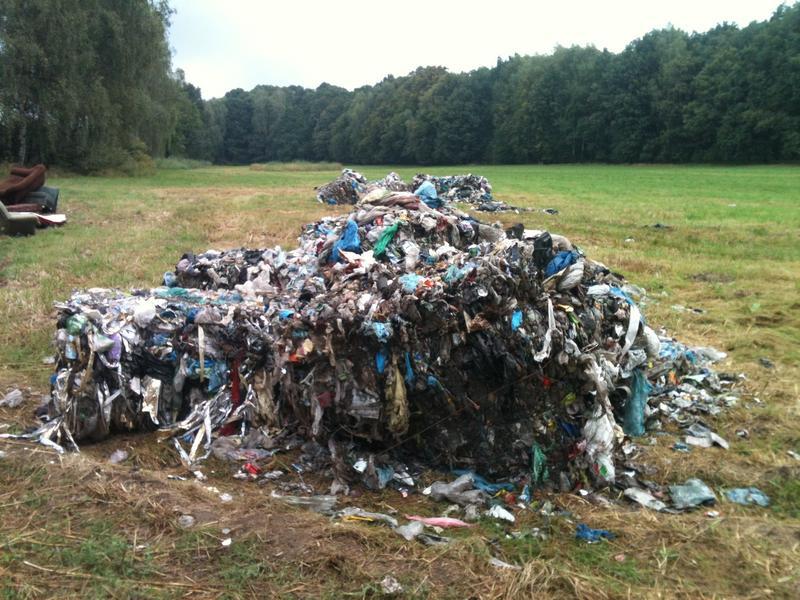 Kilkanaście ton śmieci podrzuconych na prywatny teren