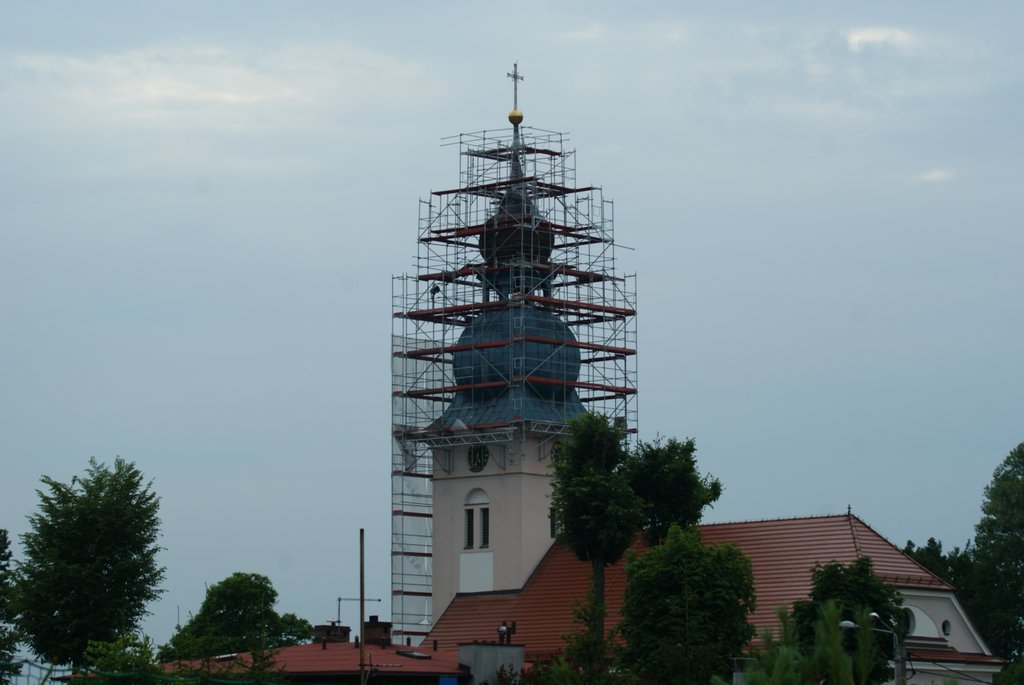 Remontują wieże na zabytkowych kościołach