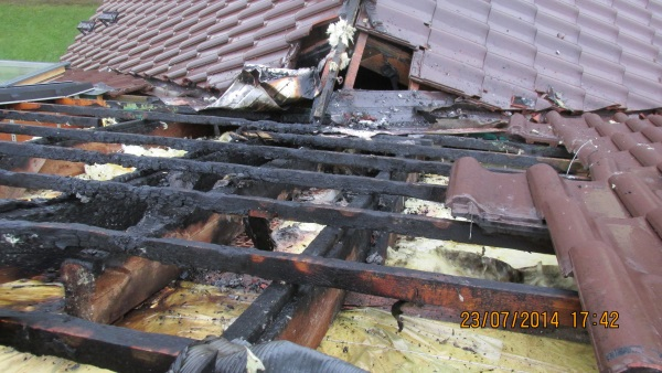 Ćwiklice: Piorun uderzył w dom. Zapalił się dach